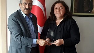 MERYEM AKPINAR’A BİR PLAKETTE KÖPRÜLÜ’DEN