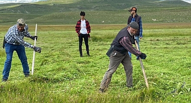 Ardahan'da çiftçiler tırpanlarını çekti