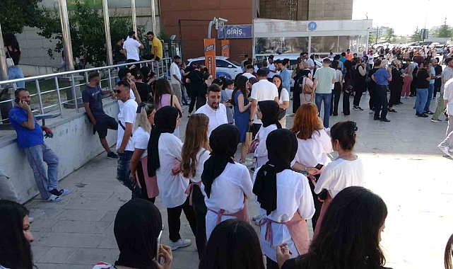 İki depremin ardından vatandaşlar sokağa döküldü