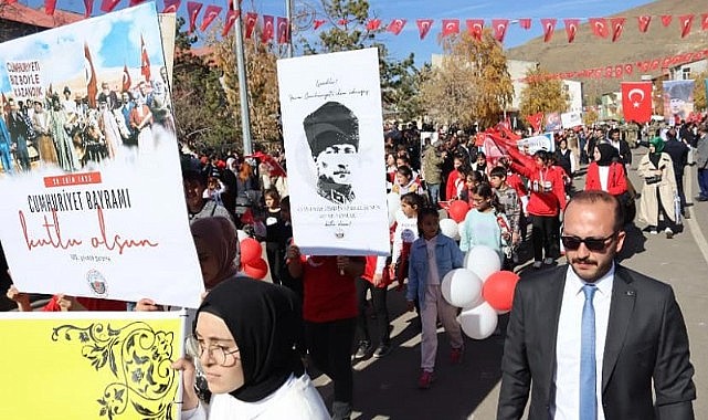 Çıldır Cumhuriyet Bayramında Türk bayraklarıyla süslendi
