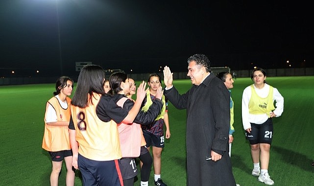 Başkan Demir, şampiyon Kadın Futbol takımının antrenmanını izledi