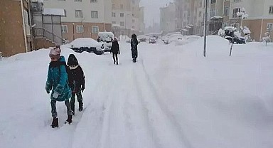 Kar yağışı yolları kapattı, Ardahan'da okullar bir gün daha tatilde!