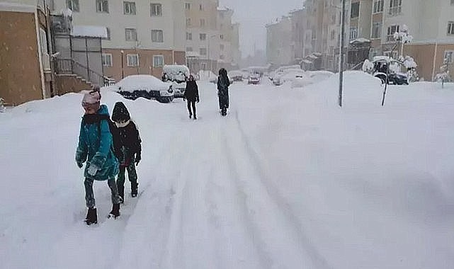 Kar yağışı yolları kapattı, Ardahan'da okullar bir gün daha tatilde!