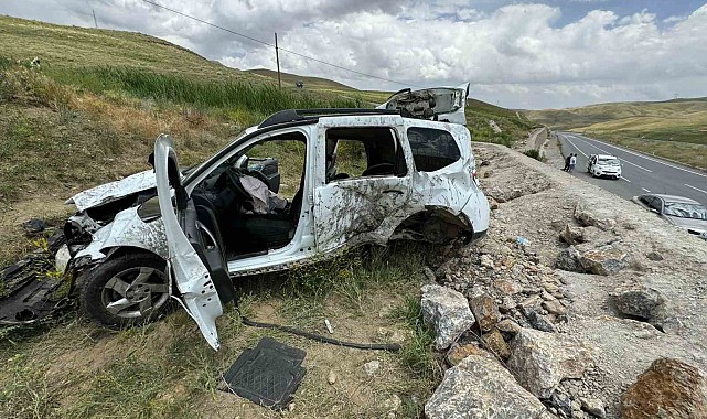 Takla atan araç 3 metrelik istinat duvarının üzerine çıktı: 3 yaralı