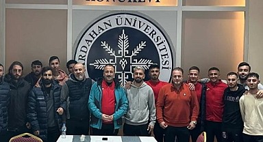 Serhat Ardahanspor Başkanı Üzeyir Engin, teknik heyet ve futbolcularla toplantı yaptı