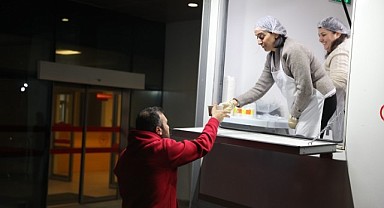 Çekmeköy Belediyesi'nden sıcak çorba ikramı
