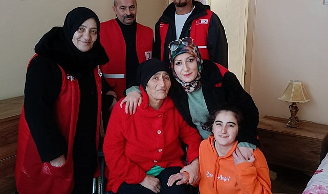 Kızılay'dan anne ve kıza yardım eli uzandı