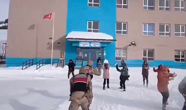 Jandarma ekipleri öğrencilerle kar topu oynadı