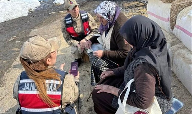 Kadın komutanlar köy köy gezdi! Kadınlara KADES'i anlattı