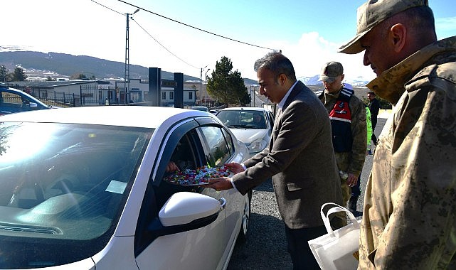 Vali Çiçek, yol kontrol noktalarını ziyaret edip sürücülere şeker ikram etti