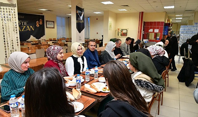 Vali öğrencilerle iftarda buluştu