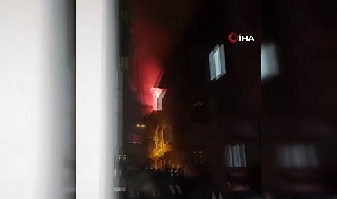 Binanın çatı katı alevlere teslim oldu