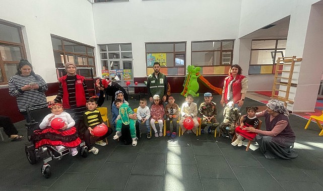 Genç gönüllüler, 23 Nisan’da minik yürekleri sevindirdi