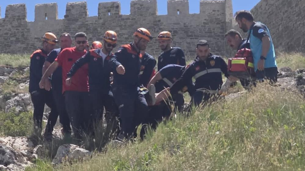 Van Kalesi'nde kayalıklarda mahsur kalan şahıs kurtarıldı