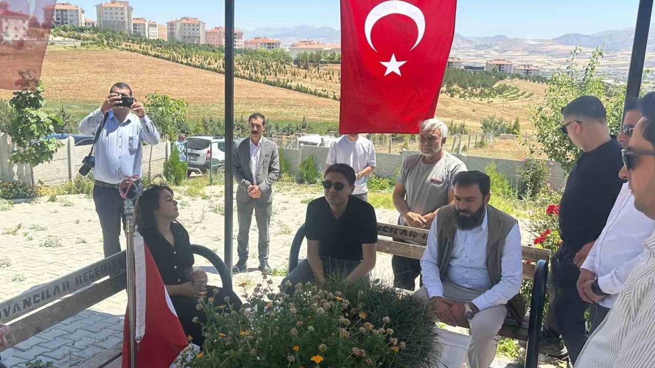 Kaymakam Dilekli’den duygusal veda: Şehit Yusuf Ataş’ın mezarı başında helallik aldı