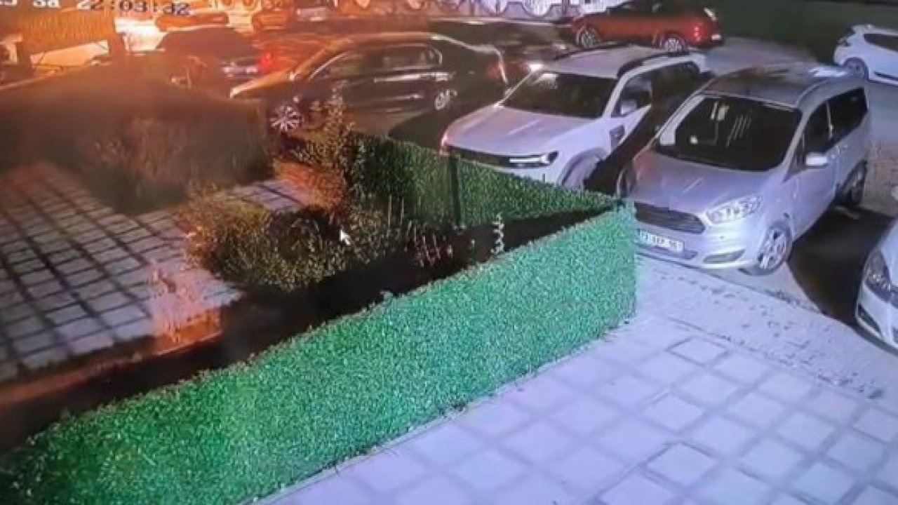 Park halindeki otomobile çarpıp kaçtı: O anlar kamerada