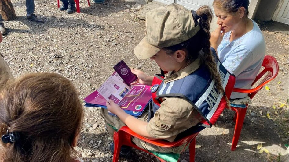 Jandarma kadınlara KADES'i anlattı