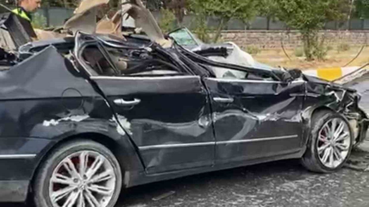Koyun yüklü tır otomobile çarptı