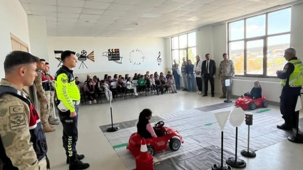 Hanak'ta Öğrencilere Trafik Eğitimi Verildi