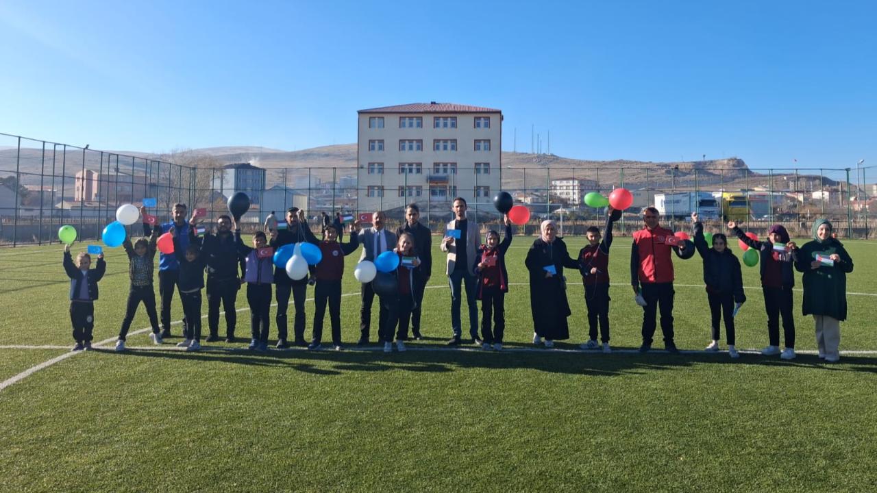 Çıldır'da balonlar gökyüzüne bırakıldı