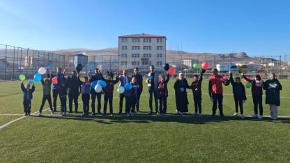 Çıldır'da balonlar gökyüzüne bırakıldı