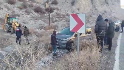Buzlanan yolda kayan otomobil araziye uçtu