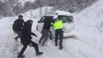 Kar yolda bıraktı, Jandarma yetişti