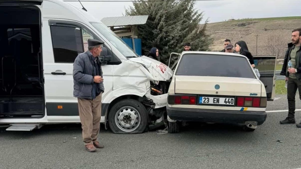 Minibüs ile Tofaş çarpıştı: 4 yaralı
