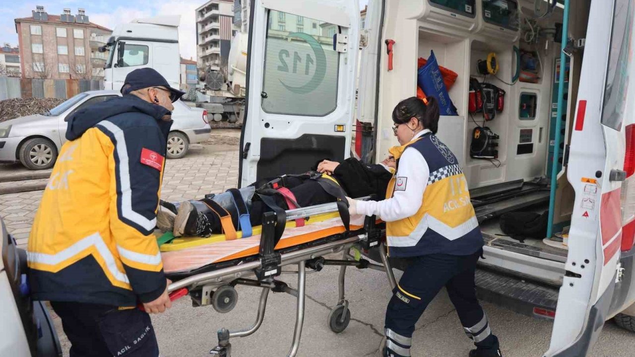 Ters yöne giren kamyonet, öğrenci servisine çarptı: 9 yaralı