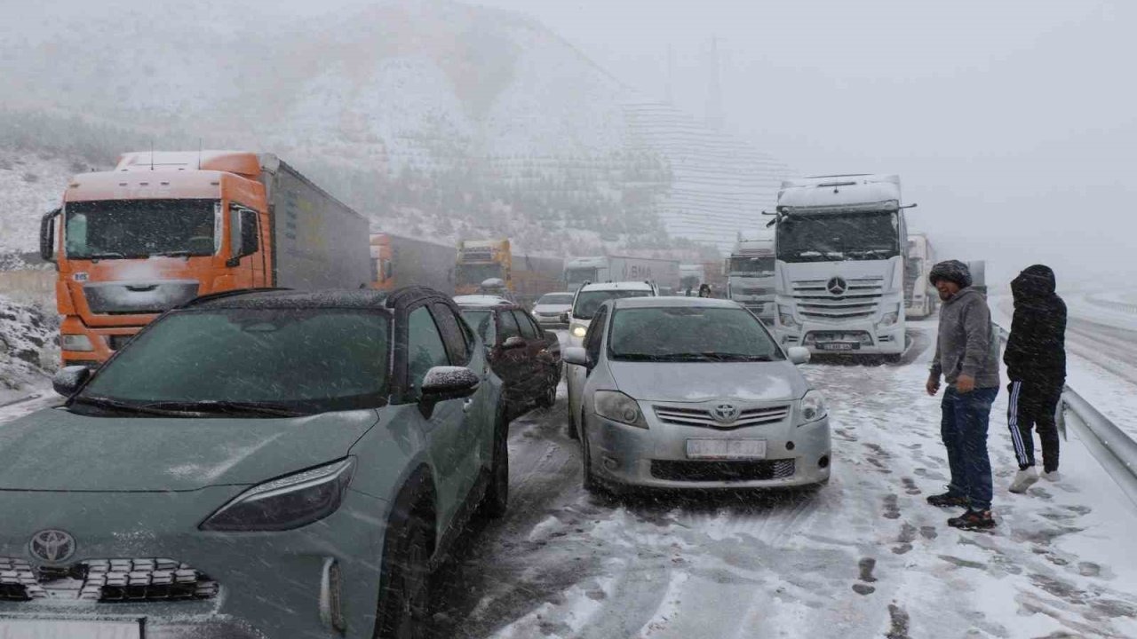 Nisan ayında kış geri geldi: Erzincan-Sivas kara yolu kar nedeniyle ulaşıma kapandı