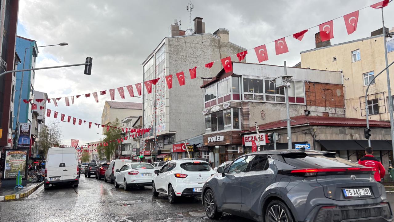 Ardahan’da Mesai Çıkışı Trafiği Kameralara Yansıdı