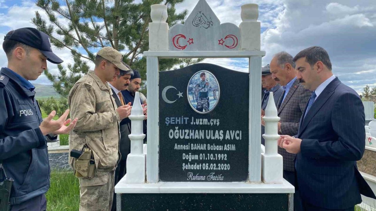 Arpaçay’da bayramda duygulandıran şehitlik ziyareti