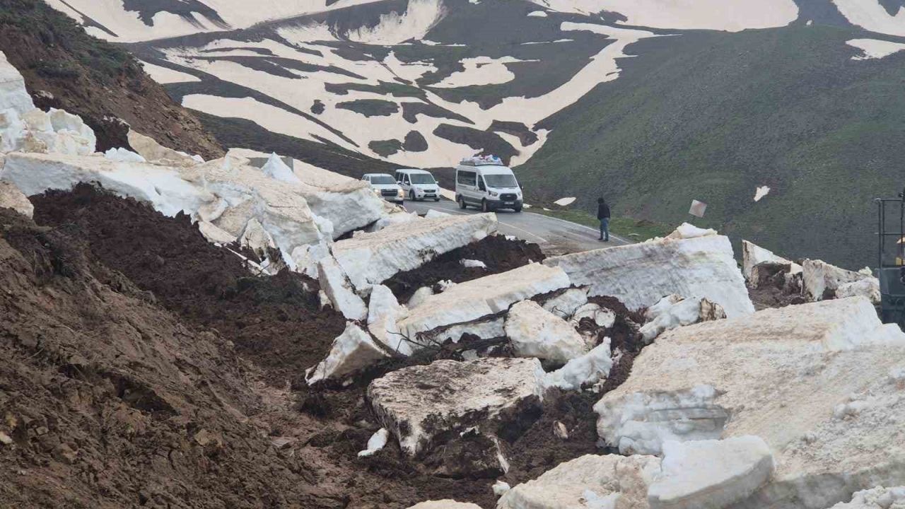 Heyelan nedeniyle kapanan Muş Çavuştepe-Üçevler grup yolu açıldı