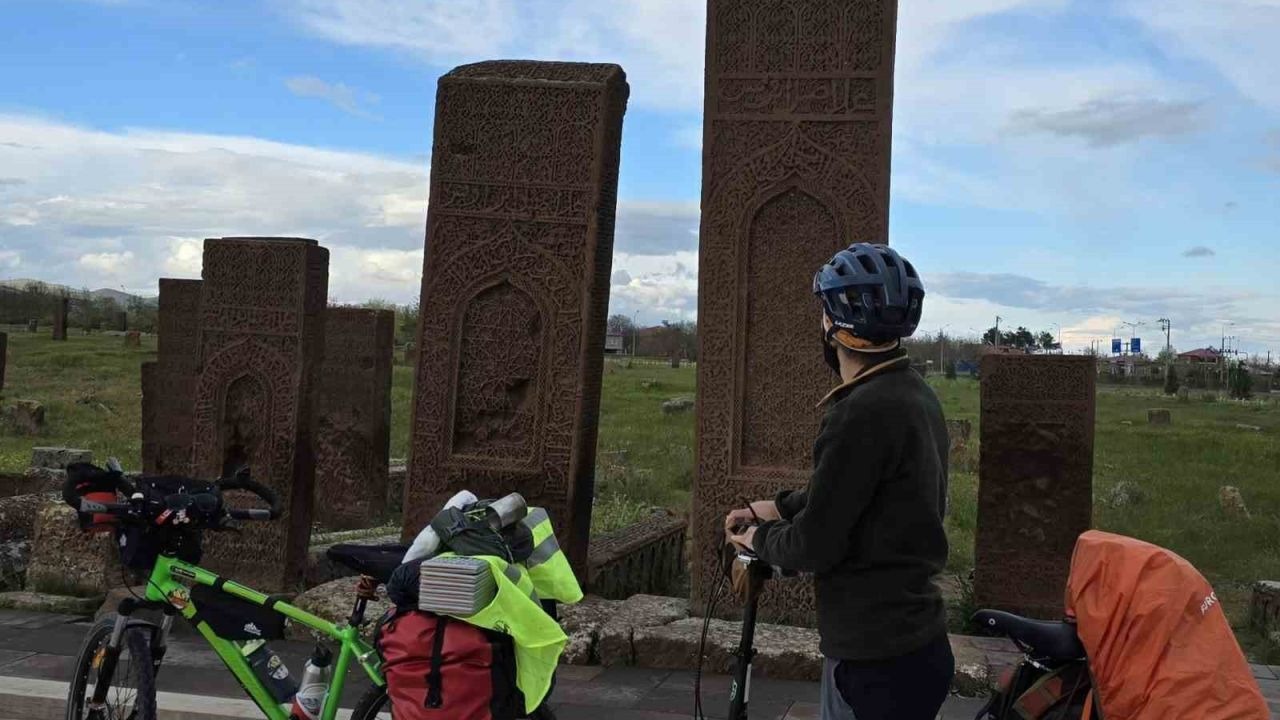 İki öğretmenden Van Gölü çevresinde 423 kilometrelik bisiklet turu