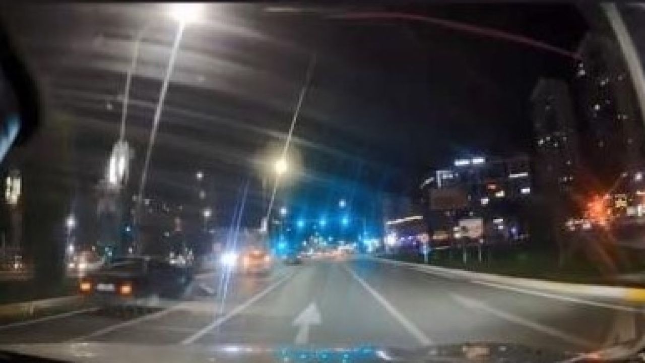 Makas atarken otomobile arkadan çarptı... Kaza anı kamerada