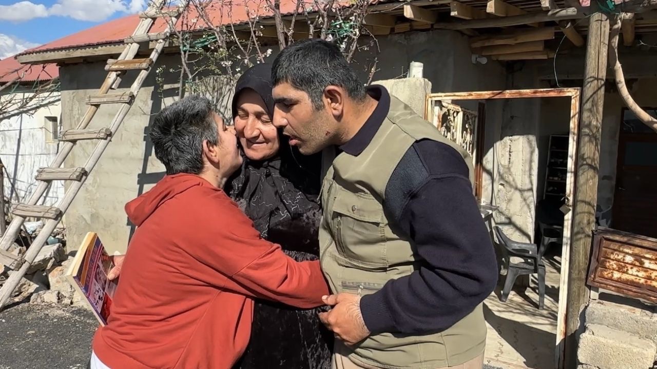 Yüksekova’da bir annenin ömre bedel fedakarlığı: 38 yıldır 4 engelli evladına gözü gibi bakıyor