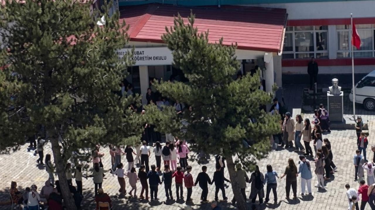 23 Şubat Okulu Düğün Salonuna Döndü: Çocuklar derste veliler bahçede halayda