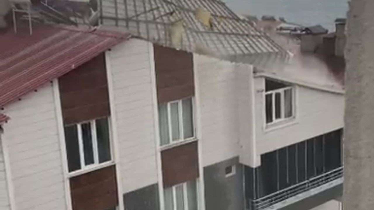 Ahlat’ta fırtına çatıları uçurdu