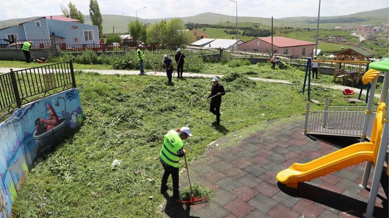 Ardahan Belediyesi Ekipleri, Şehrin Park ve Bahçelerini Yaza Hazırlık İçin Elden Geçirdi