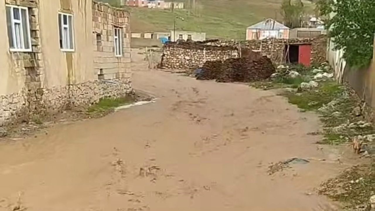 Başkale’de sağanak sonucu sel meydana geldi