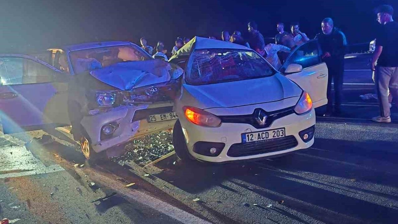 Bingöl’de  otomobil ile pikap çarpıştı: 1’i ağır 3 yaralı
