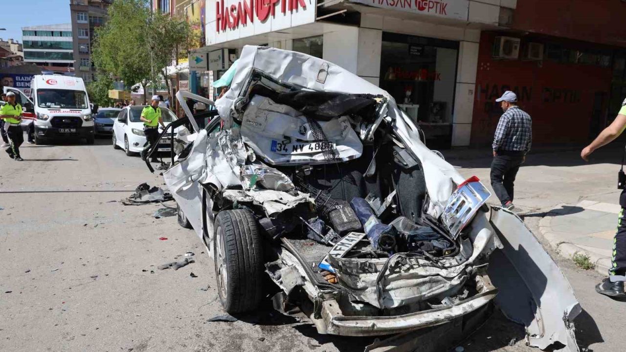 Freni patlayan kamyon caddeyi savaş alanına çevirdi: 10 araç zarar gördü, 5 yaralı