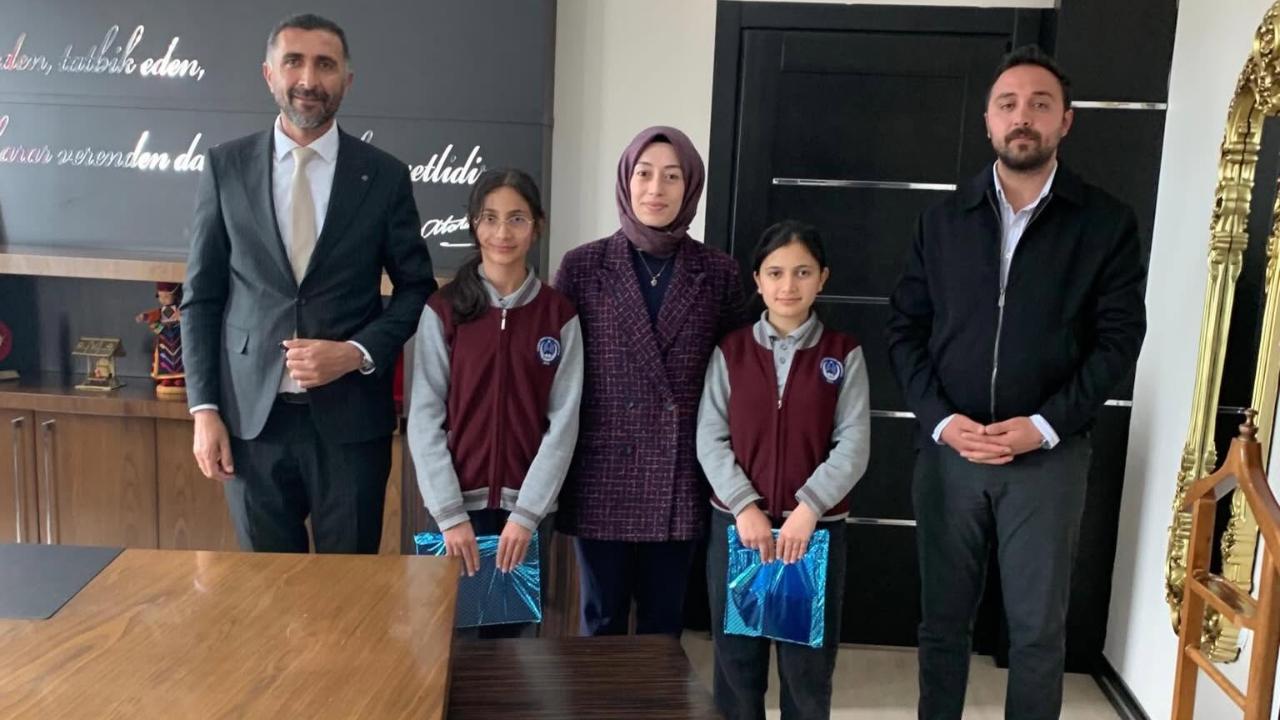 Hanak'ın başarılı öğrencileri gururlandırdı