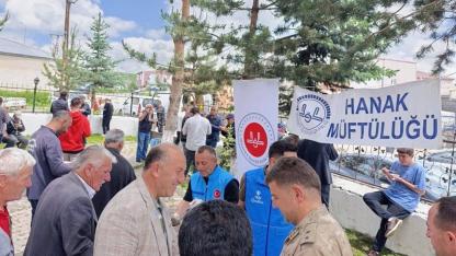 Hanak’ta Bereket Kazanları Kuruldu: Cuma Çıkışı Vatandaşlara Aşure İkramı Yapıldı