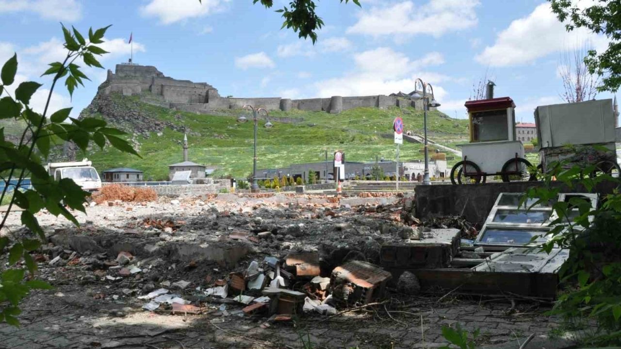 Kars’ta belediyeye ait bahçe, inşaat kalıntılarıyla tarihi bölgeyi olumsuz etkiliyor