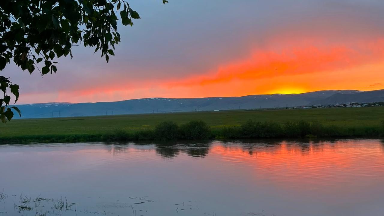 Kura Nehri'nde Kızıl Gün Batımı Büyüledi