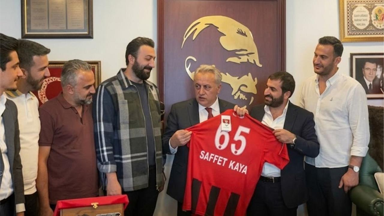 Saffet Kaya’ya anlamlı unvan: Memleketine Sırtını döndü, Van’a ‘Onursal Başkanı’ oldu
