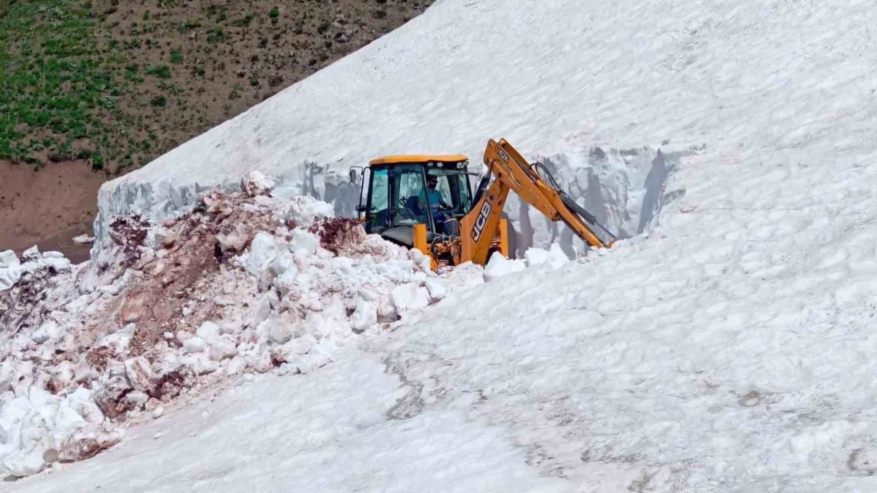 Tunceli’de haziran ortasında karla mücadele sürüyor