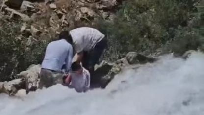 Kanispi Şelalesi’nde korku dolu anlar: Akıntının ortasında kalan çocuk son anda kurtarıldı