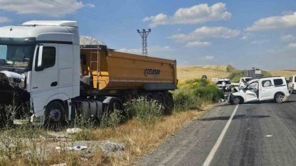 Bulanık’ta kamyonla kamyonet kafa kafaya çarpıştı: 2 ölü, 2 yaralı